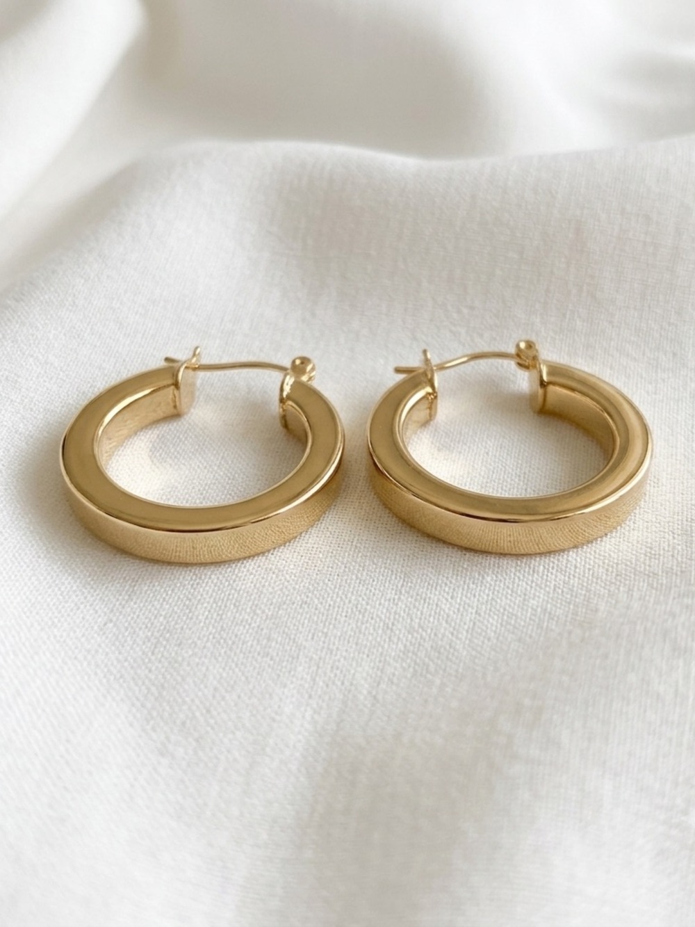 14k-gold-plated women’s 25mm hoop earrings hypoallergenic - Picture 4 of 5